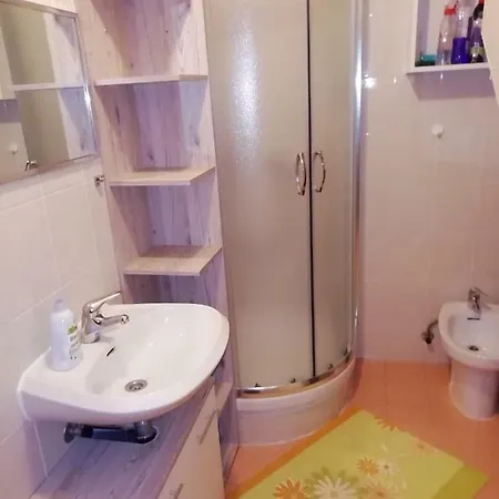 Apartma C-06, C-11 アパート